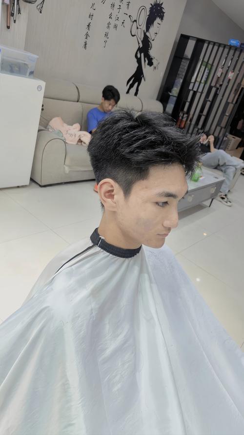 男侧分刘海短发_男士侧分短发清爽显精神