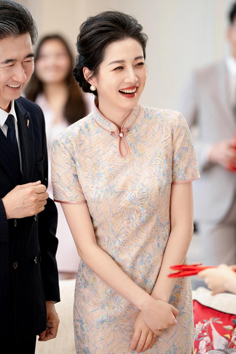 喜妈妈最火的三款发型_低马尾精致，盘发高贵时尚