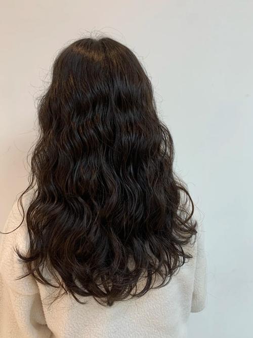 轻烫发型,浪漫显发量,男女皆宜,潮流之选! 轻烫发型,浪漫显发量,男女皆宜,潮流之选!