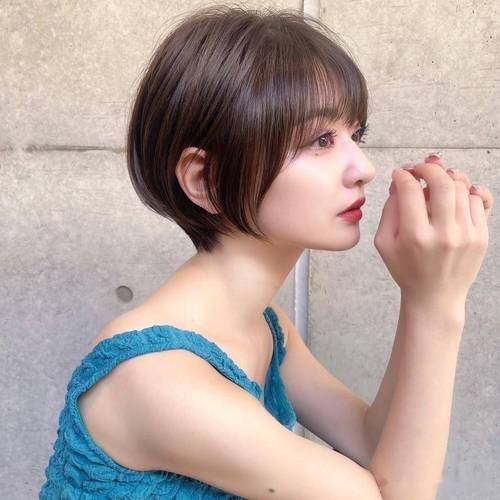 凹凸凹脸型适合的发型_刘海修饰太阳穴凹陷，中短发微烫显饱满