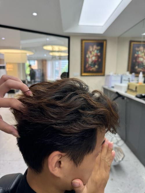 鱼尾凌乱外翻烫男士发型_时尚个性,不挑脸型,打造年轻焦点! 鱼尾凌乱外翻烫男士发型_时尚个性,不挑脸型,打造年轻焦点!