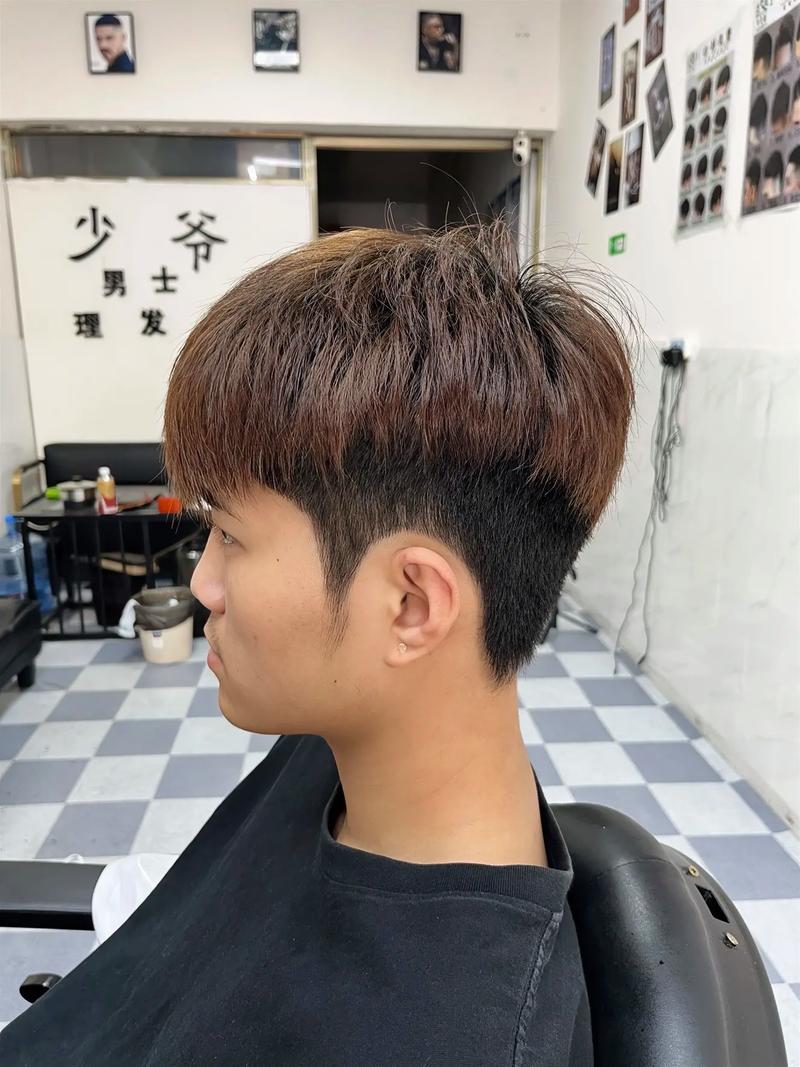 遮住两鬓的发型_两鬓掏空发，时尚男女皆宜，秋冬换发型优选！