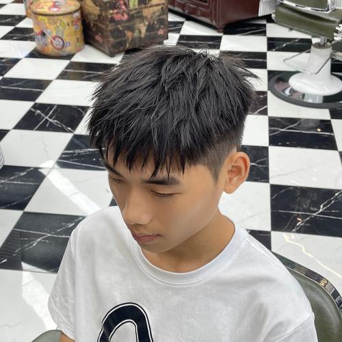 14岁至18岁最好看的发型男_清爽短发显活力，寸头刘海易打理