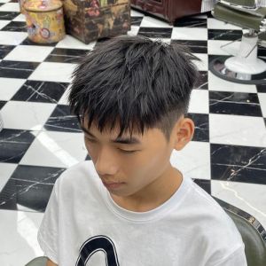 14岁至18岁最好看的发型男_清爽短发显活力，寸头刘海易打理