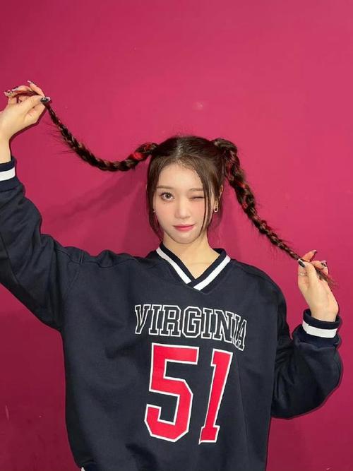 贺斯的头发扎上一个双马尾辫_时尚符号与青春象征