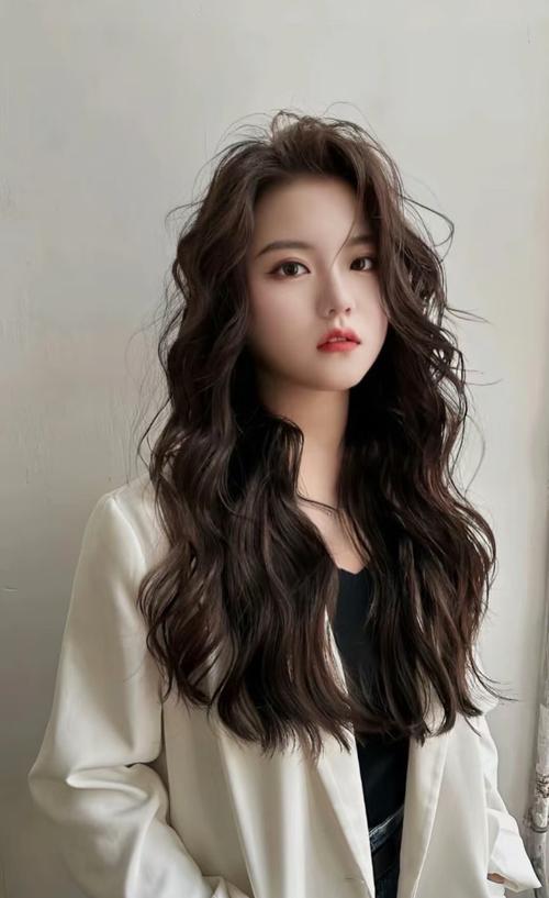 妩媚波浪长卷发_大波浪卷发，慵懒又显气质，修饰脸型超棒！
