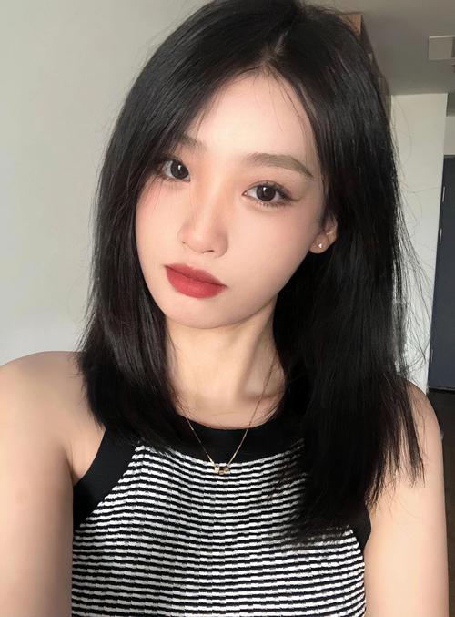 小圆脸适合什么发型女_圆脸女生显脸小发型推荐 小圆脸适合什么发型女_圆脸女生显脸小发型推荐