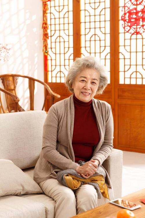 八十岁老人最好的发型_八旬老人适合打理的简单短卷发