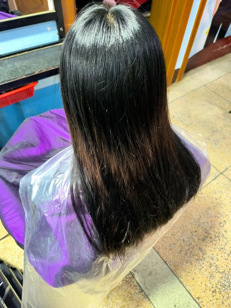 刚染的黑色头发太黑怎么解救_染发发黑？自然褪色或漂浅，护理护发很重要！