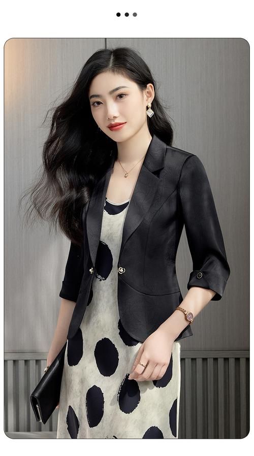 粉红西装外套女怎么搭配_粉色西装显温柔，甜美干练任搭配