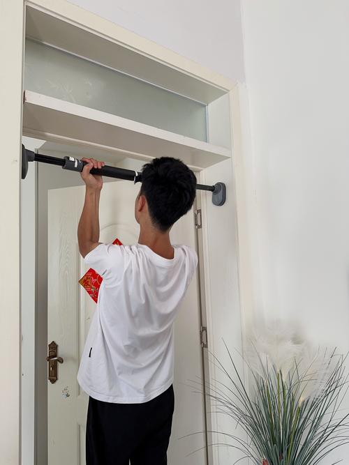 拉单杠的正确方法和姿势_练单杠收腹挺胸,膝盖微曲,热身同步呼吸,量力而行! 拉单杠的正确方法和姿势_练单杠收腹挺胸,膝盖微曲,热身同步呼吸,量力而行!