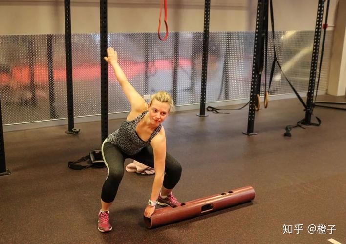炮筒双人训练动作大全_炮筒多功能训练，塑形增肌好帮手！