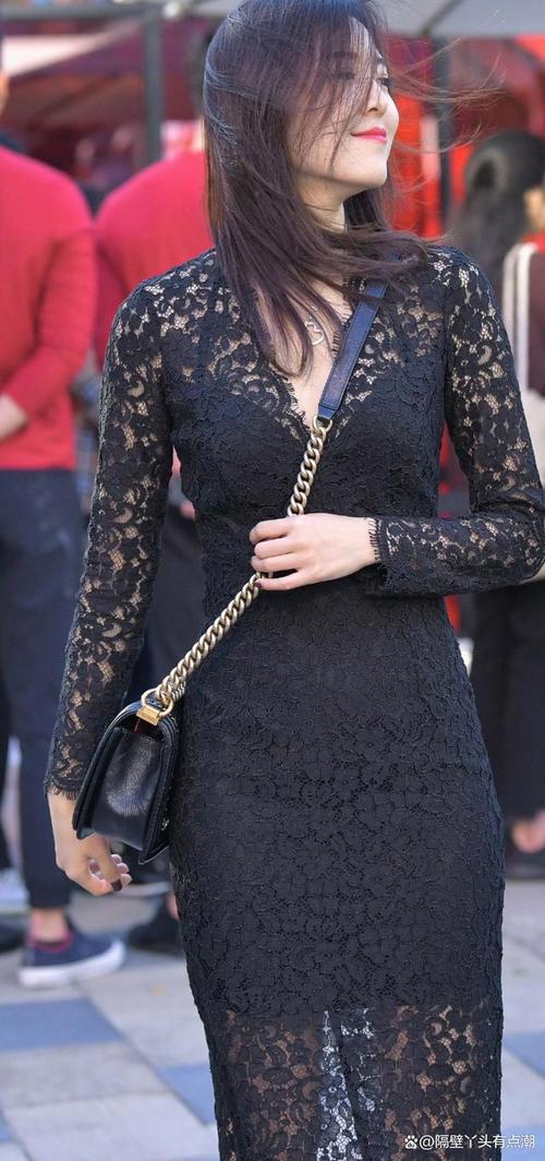 黑蕾丝长裙配什么鞋子_蕾丝长裙配透明凉鞋显腿长优雅