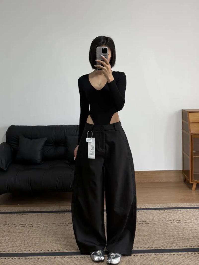 弯刀裤搭配什么上衣好看_百搭时尚，修饰腿型