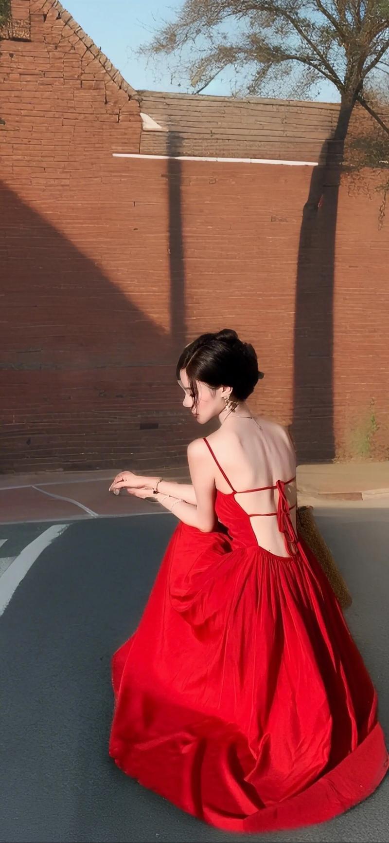 酒红直筒裙搭配吊带背心_显瘦显气质，时尚百搭！