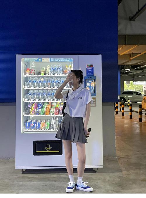 短百褶裙搭配什么鞋子_百褶裙选对材质长度，日常派对皆适宜