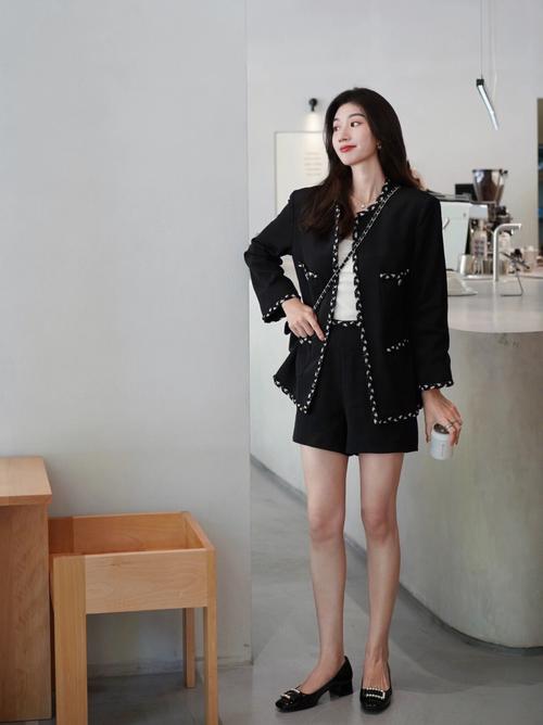 小香风套装配什么鞋子好看_优雅舒适各款选