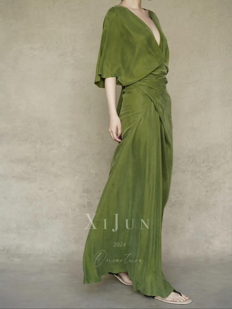 一个女人穿着绿色的裙子_展现女性魅力与诗意美