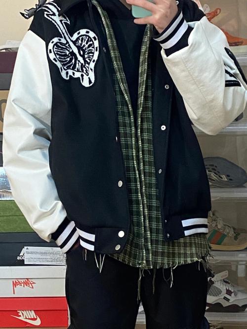 棒球服可以搭配衬衫吗_棒球服配纯色衬衫，简单时尚男女皆宜