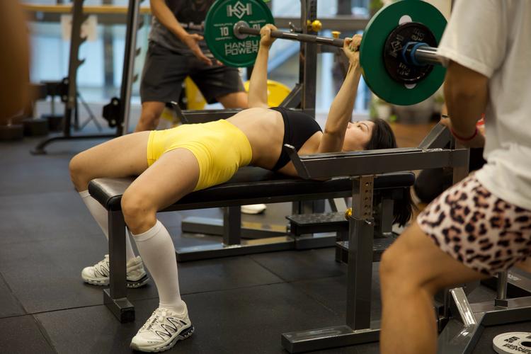 躺姿哑铃推举练什么_上斜哑铃推胸练中缝