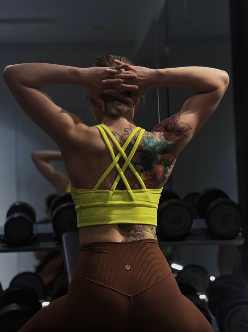 德拉威尔女性健身圣经_女性重训塑形减脂，书中教你次数重量频率，4周交替计划超实用