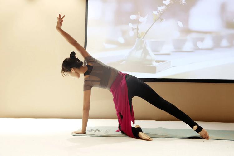 与瑜伽老师的各种高难度动作_坚持练习瑜伽,循序渐进更有效 与瑜伽老师的各种高难度动作_坚持练习瑜伽,循序渐进更有效