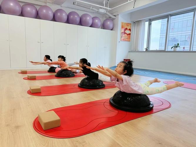 6一12岁瑜伽动作_改善体态，提升专注力，每天10分钟！