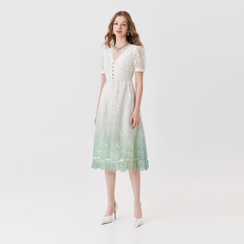 渐变蕾丝连衣裙配什么鞋子_渐变蕾丝裙配黑罩衫高跟鞋，通勤约会皆出彩