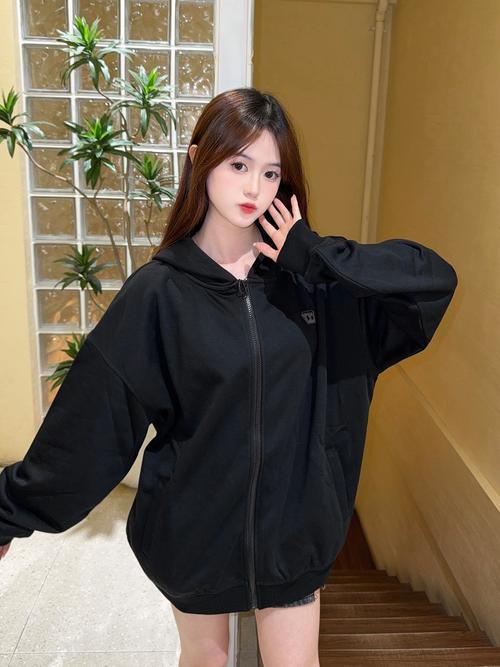 拉链帽衫怎么搭配_工装裤配卫衣显腿长，随性又百搭！