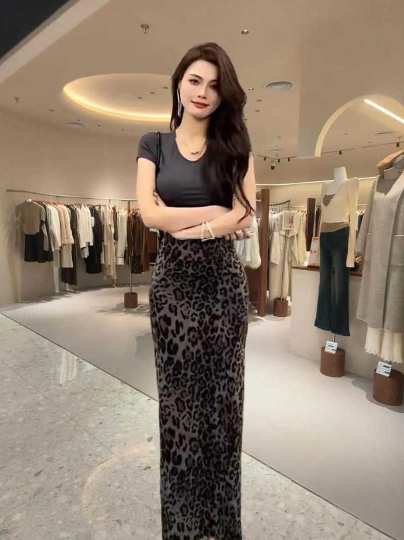 豹纹连衣裙配什么鞋子好看_豹纹裙配鞋，风格多变显气质