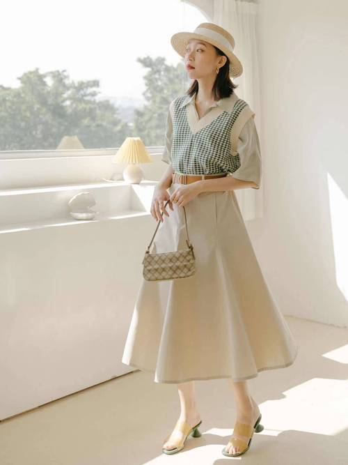 穿春秋裙子配什么鞋子_平底鞋配半身裙，优雅百搭显气质