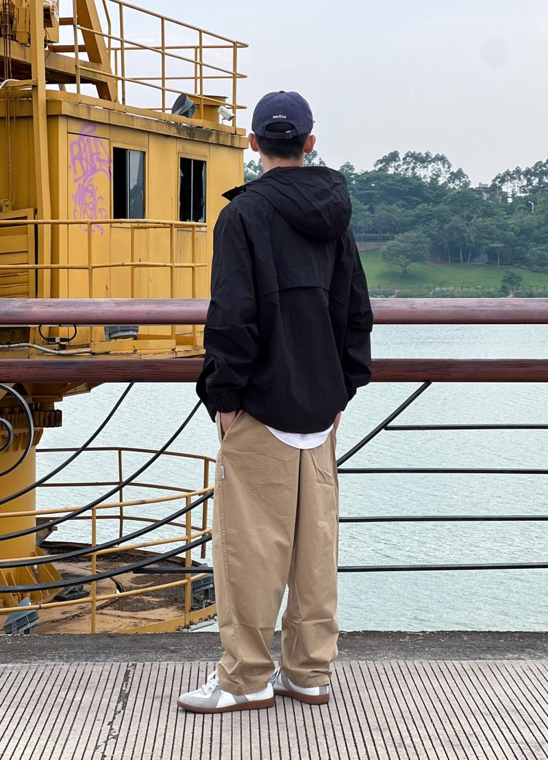 冲锋衣能搭配牛仔裤吗_冲锋衣配牛仔裤，显高又利落，通勤户外皆宜