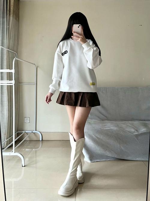 卫衣配短裙白丝鞋子_卫衣搭短裙，青春又时尚