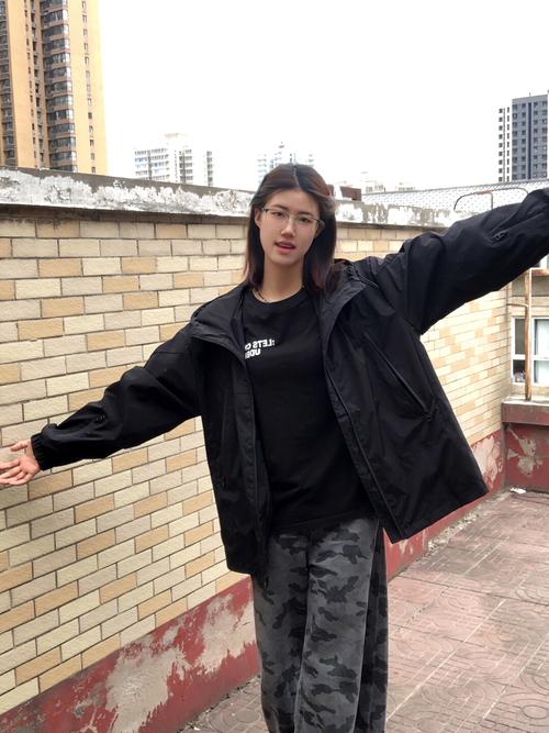 冲锋衣配牛仔裤吗_牛仔裤工装裤都好看