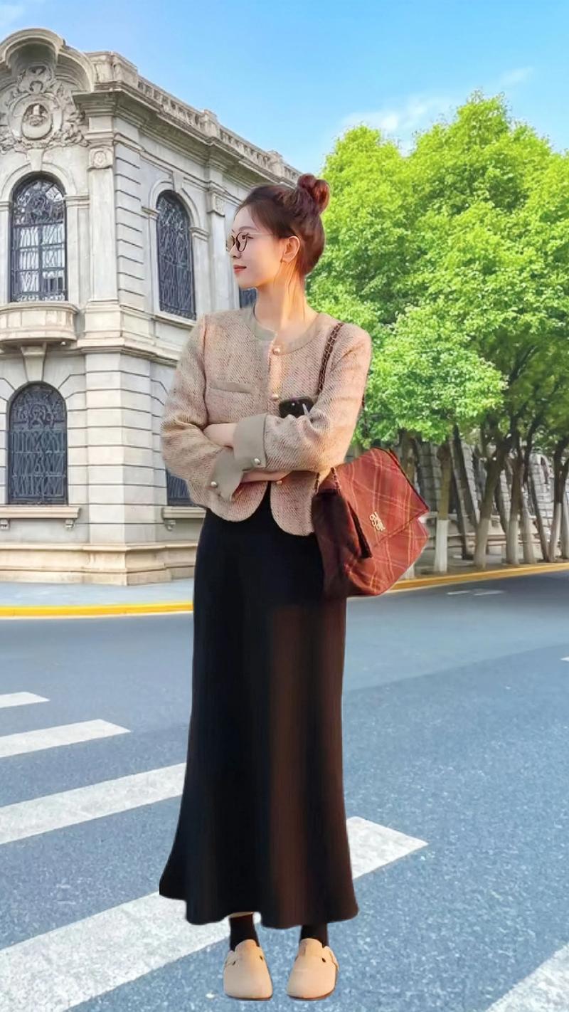 鱼尾裙配什么上衣好看_鱼尾裙搭衬衣显瘦时尚，纯色T恤休闲优选