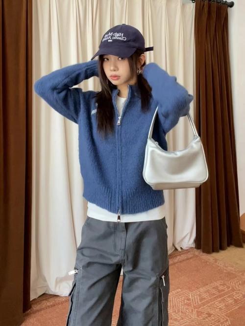 拉链毛衫怎么搭配外套_拉链毛衣百搭时尚，叠穿搭配超好看！