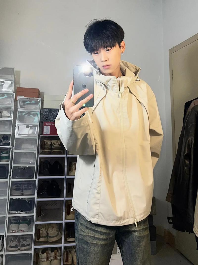 冲锋衣搭配牛仔裤可以吗_牛仔裤显脚踝，运动裤活力，工装裤酷飒