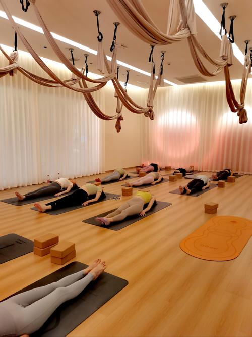 有助于睡眠的瑜伽动作_失眠怎么办？试试睡前瑜伽放松身心助睡眠