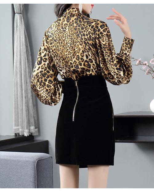 豹纹裙配黑色衬衫好看吗_豹纹裙搭配衬衫，时尚又百搭！