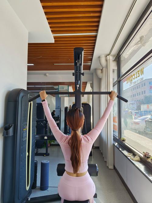 自重练背动作_强化核心练背肌，杠铃划船引体向上，增厚宽背改善体态