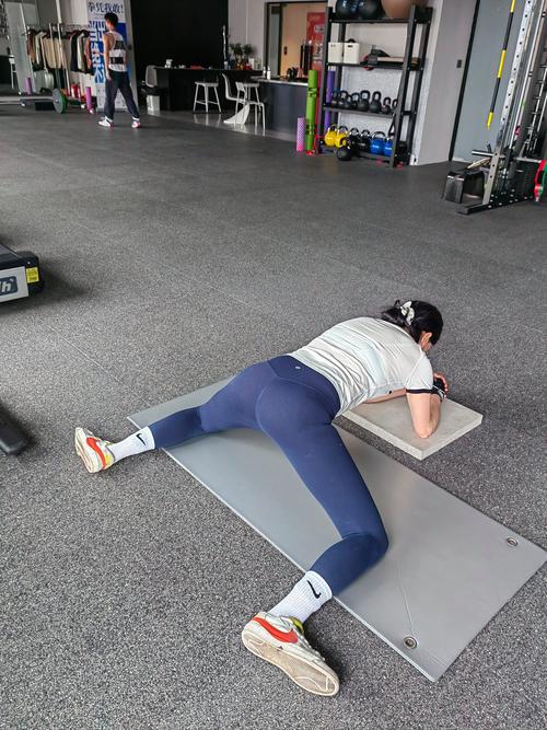 臀大肌训练动作_增强力量改善姿态