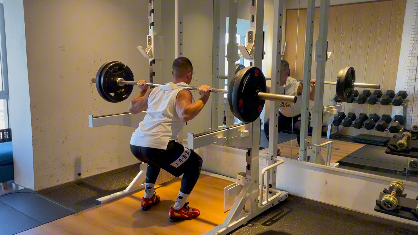 扛肩上深蹲的器械_杠铃深蹲练臀腿,安全姿势最重要 扛肩上深蹲的器械_杠铃深蹲练臀腿,安全姿势最重要