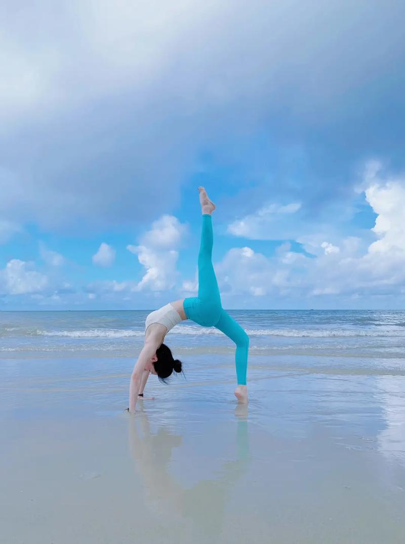 海边瑜伽拍照漂亮动作_海边瑜伽放松身心，舞王式单手鸽王式等你来挑战！