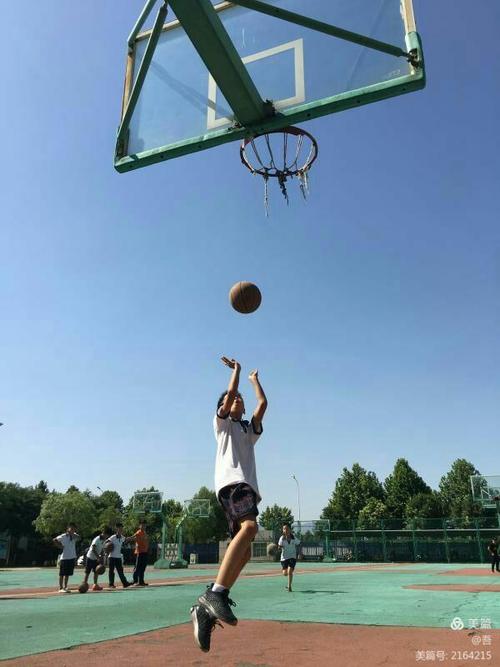 拿固定球上篮练习_静态额头持球稳，动态蹬地抖腕上篮准