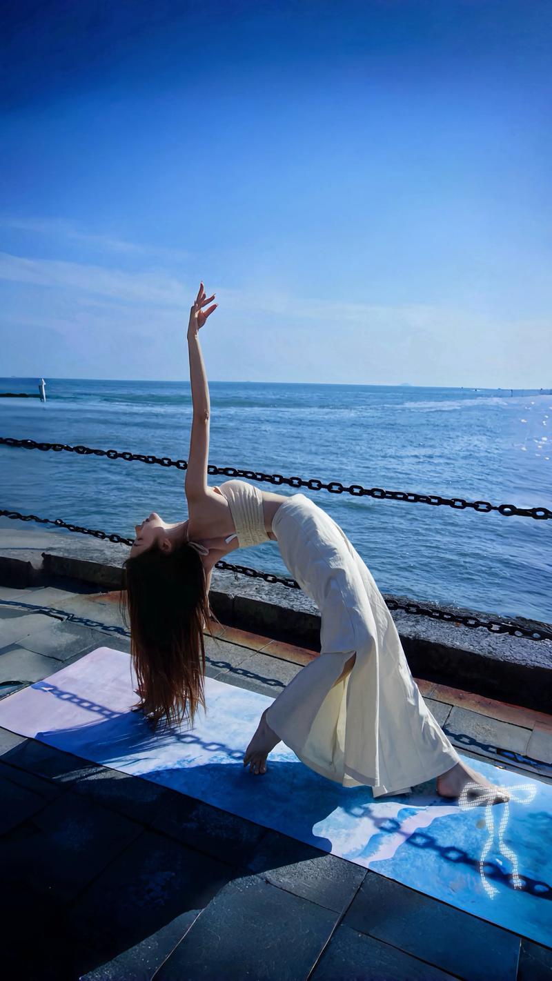 海边瑜伽拍照漂亮动作_海边瑜伽放松身心，舞王式单手鸽王式等你来挑战！