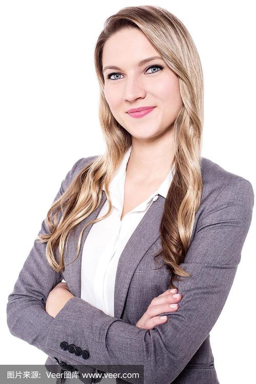 抱着胳膊的动作叫什么_紧张防御还是自信？