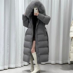 深灰色羽绒服配什么颜色裙子_深灰羽绒服搭配指南，时尚百搭显气质！