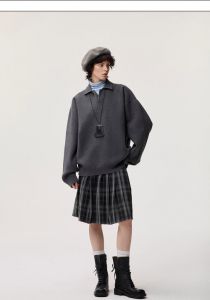 烟灰色毛衣配什么颜色牛仔裙_烟灰毛衣搭牛仔裙，百变时尚