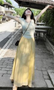 亮黄色吊带裙配什么开衫_亮黄吊带裙搭配开衫，时尚好看！