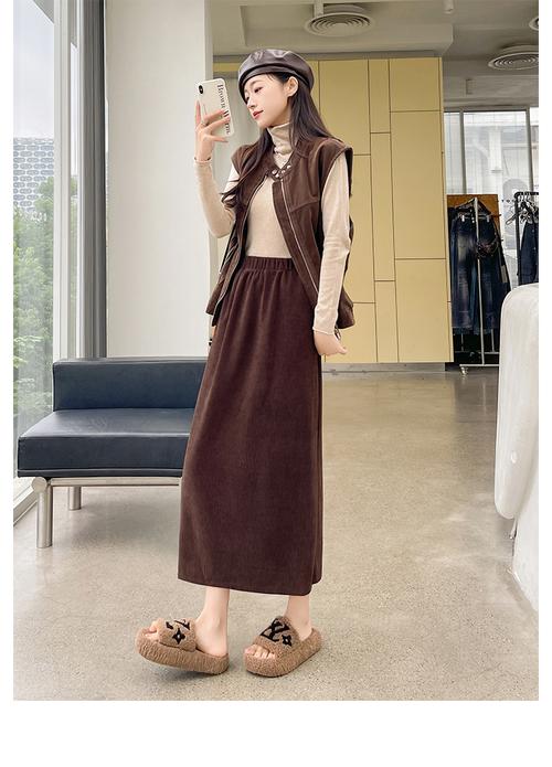 灯芯绒裙子配什么外套_灯芯绒裙时尚搭配，显瘦显气质！